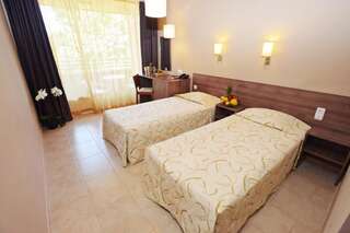 Отель Hotel Gladiola Золотые Пески Двухместный номер с 2 отдельными кроватями и балконом-4
